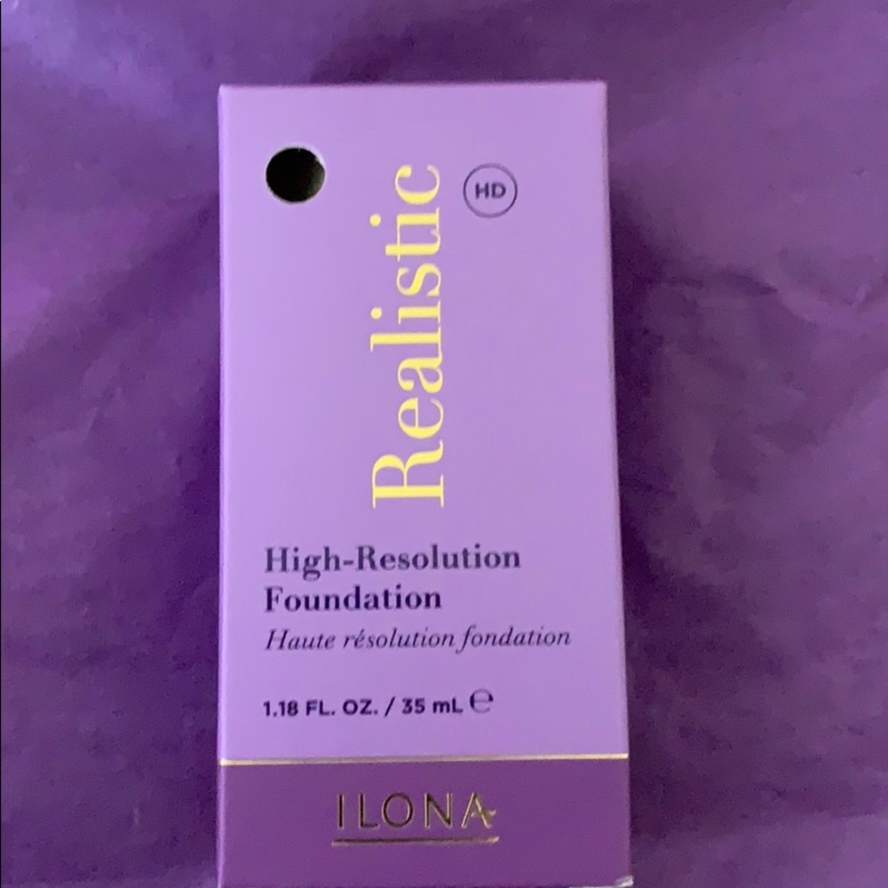 Ilona realistic HD foundation New